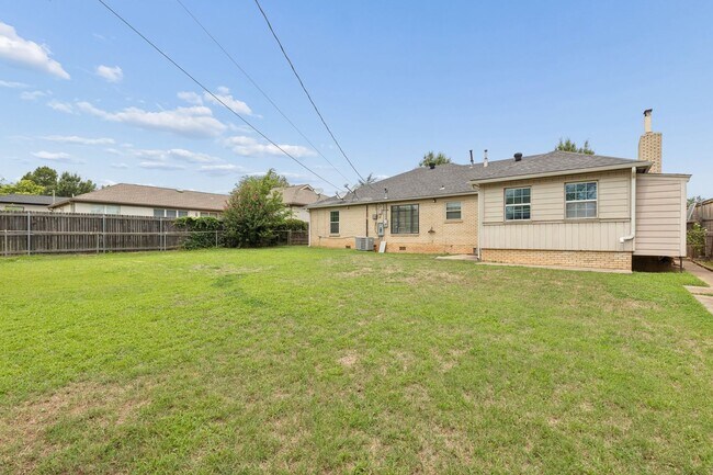 Building Photo - 1108 Larchmont Ln