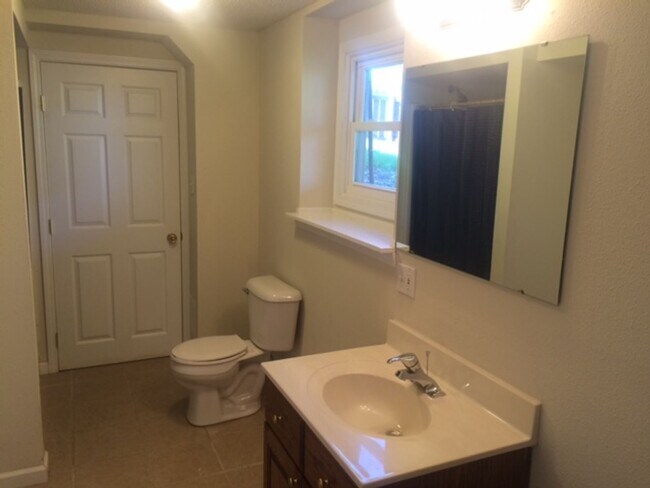 Building Photo - 3 Bed 2 Bath Home