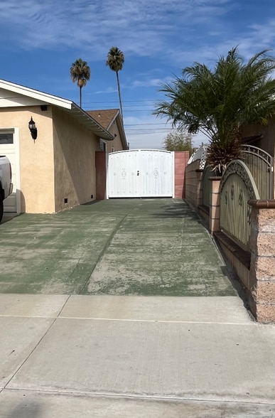 Building Photo - 15535 Saranac Dr