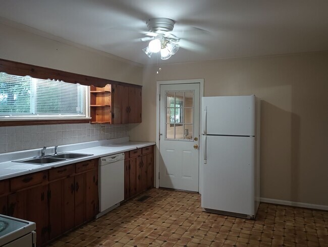 Building Photo - Don't Miss this 2 bedroom with Garage, Lar...