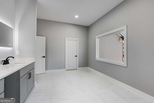 Building Photo - 2150 Essex Ave SW