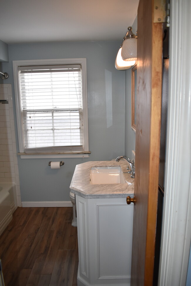 Upper bedroom full bath - 18921 Coffinberry Blvd