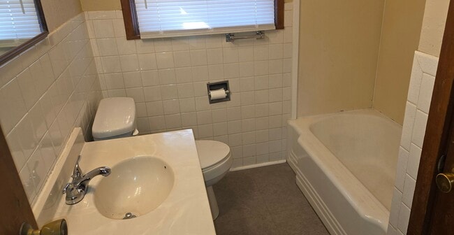 Building Photo - 2 bedroom Home near Mercy Hospital!!  $1095!