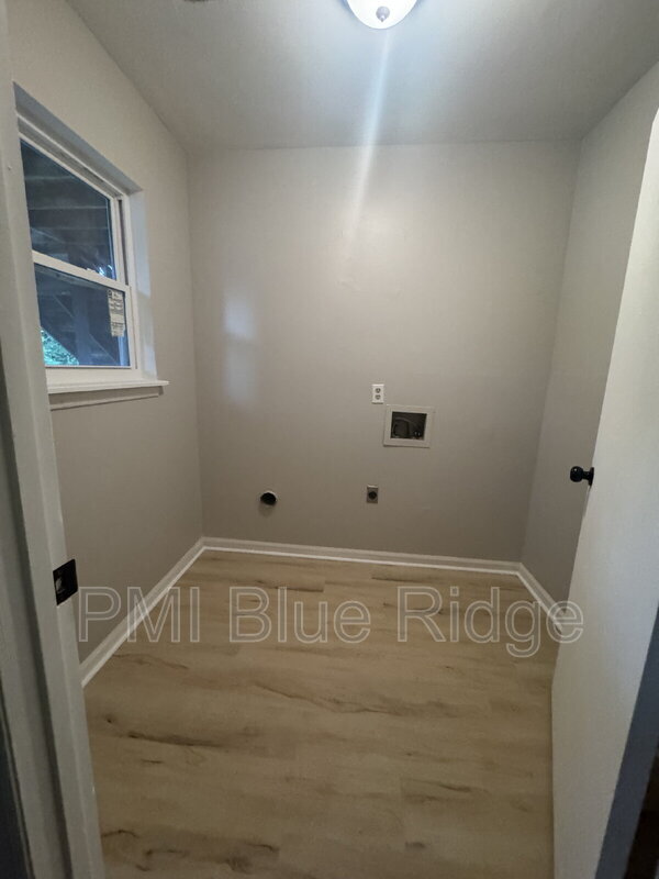 Building Photo - 2020 Somerset Dr