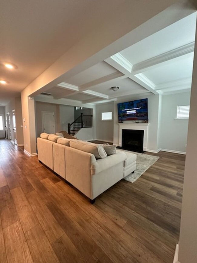 Building Photo - MOVE IN SPECIAL - Luxurious Five Bedroom H...