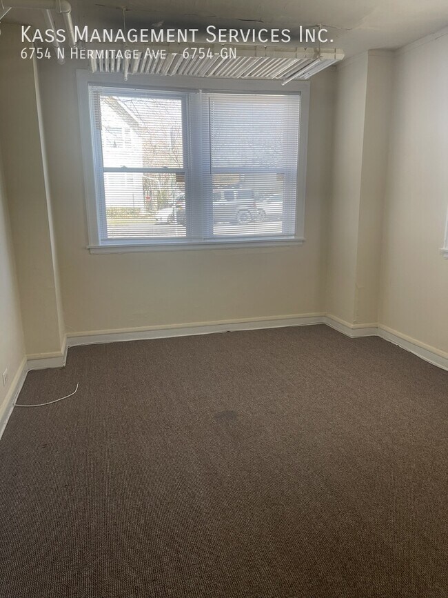 Building Photo - 6754 N Hermitage Ave