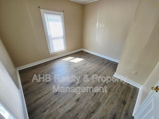 Building Photo - 511 S Flanner St