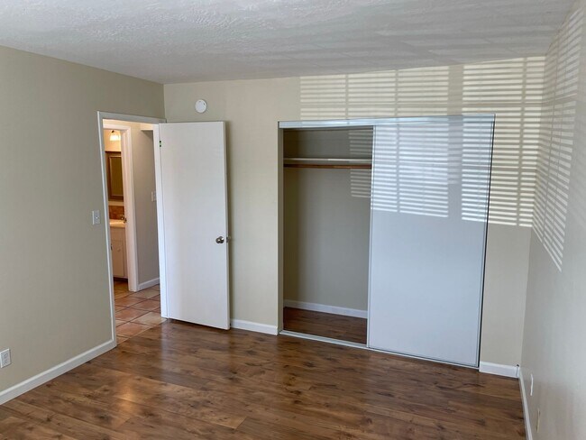 Building Photo - Bright 2 Bedroom Unit with Patio