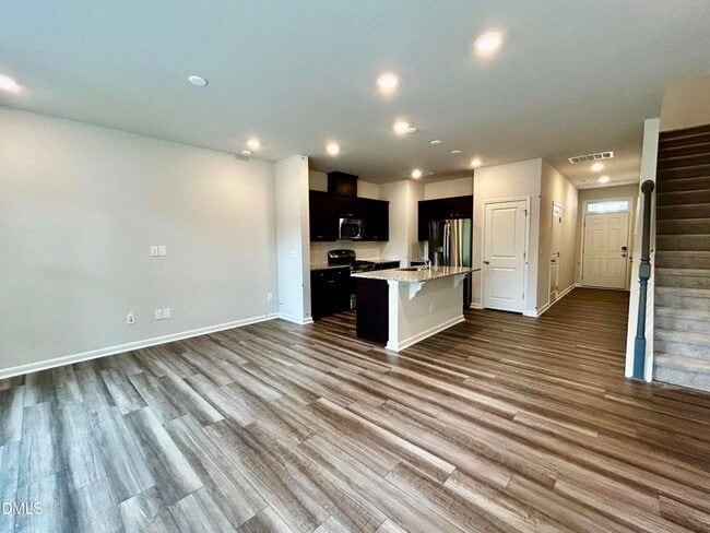 Building Photo - 154 Paramount Dr