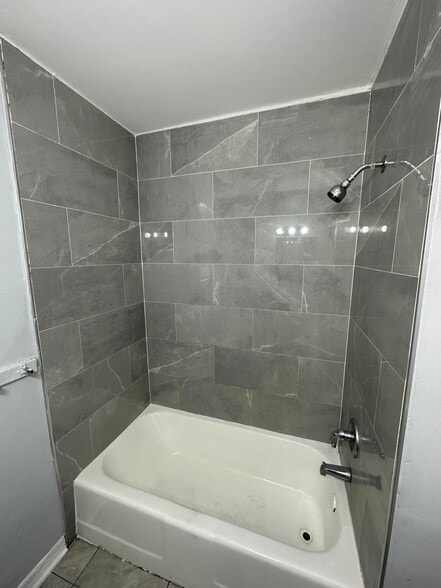 Building Photo - 1046 W 8th St