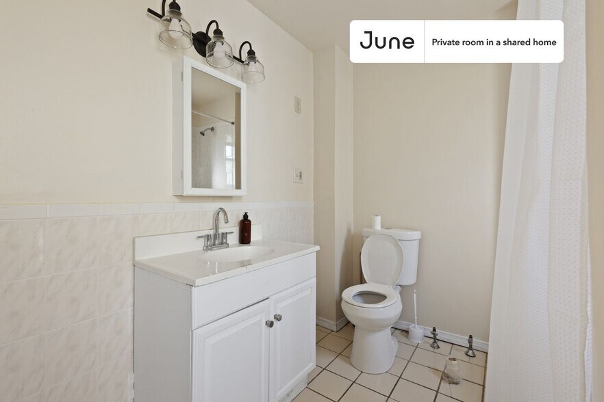 Building Photo - Room in Shared 4 bed/1 bath home