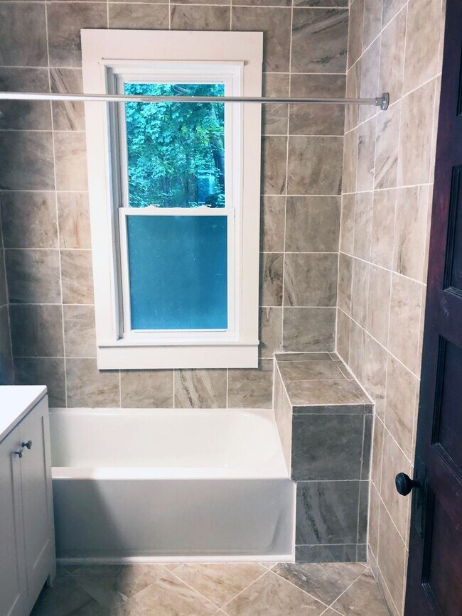 Building Photo - Second Floor 3 Bedroom Flat Available Augu...