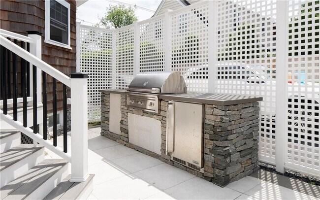 Building Photo - 122 Ruggles Ave