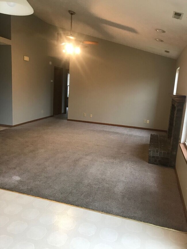 Building Photo - 116 Triple Jay Dr
