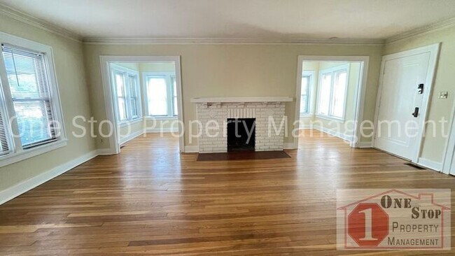 Building Photo - Charming 2-bedroom, 1-bath Duplex in Kansa...