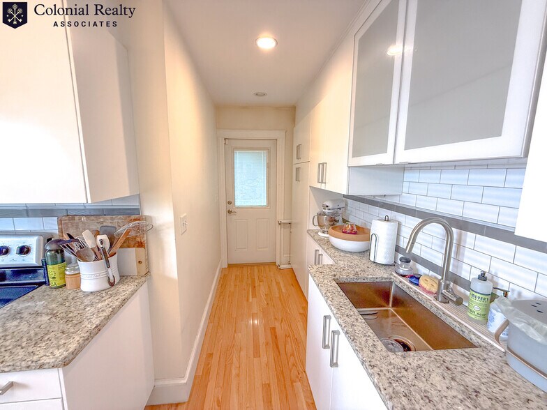 Building Photo - 81 Putnam St