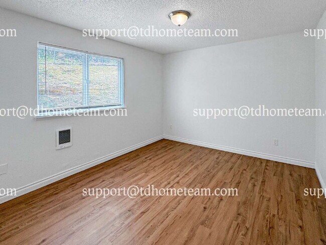 Building Photo - "Charming Tacoma Duplex: Cozy 2-Bed, 1-Bat...