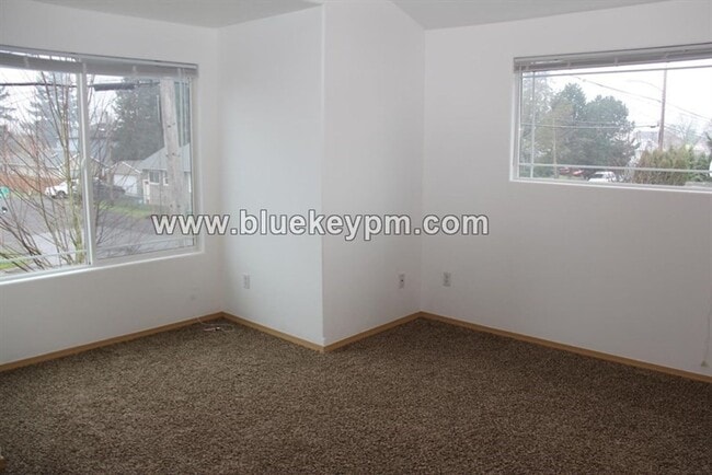 Building Photo - 3 bedroom 2.5 bath home in Errol Heights