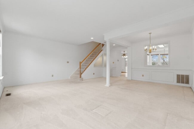 Building Photo - Wonderful Townhome