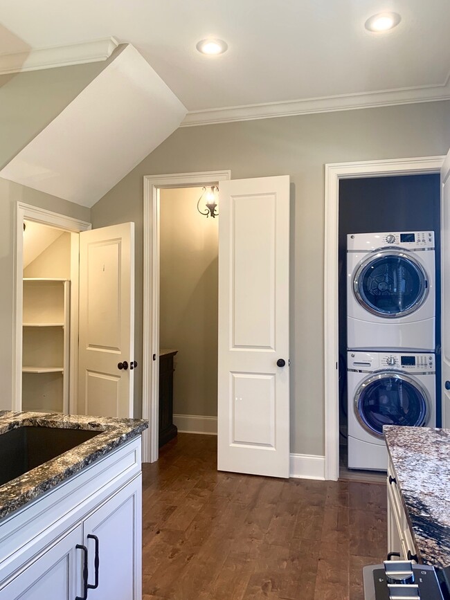Building Photo - 2807 Village Meadow Cv