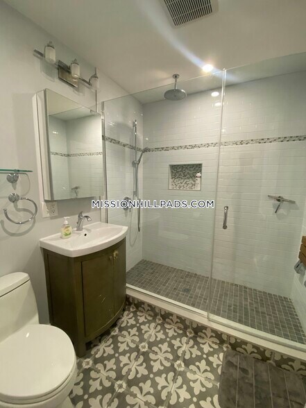 Building Photo - 386 Riverway