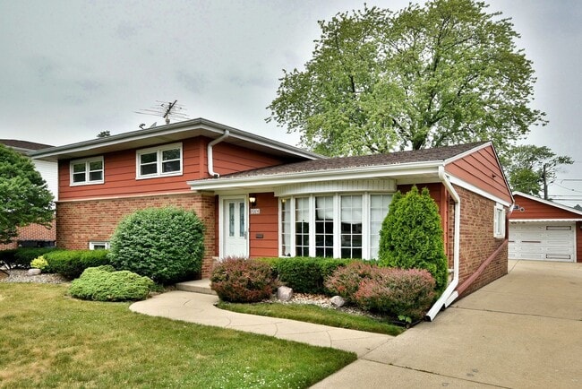 Building Photo - 8006 W Courtland Ave