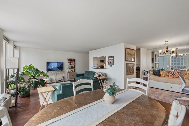 Building Photo - 111 E Chestnut St