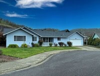 Building Photo - Large 2 Bedroom Hucrest Home! 1 Year Lease Required