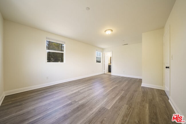Building Photo - 154 E 84th Pl