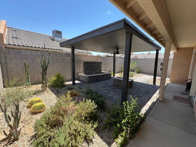 Building Photo - VERY NICE 3 BEDROOM IN DESERT SKY!