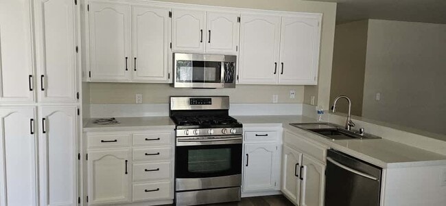Building Photo - 270 Camelot Dr