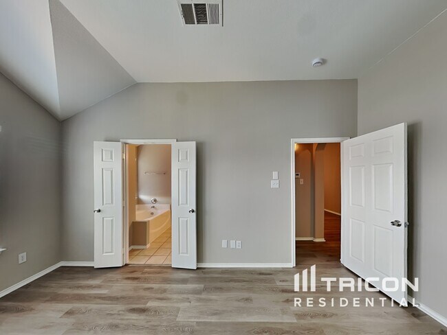 Building Photo - 4512 Ridgeway Dr