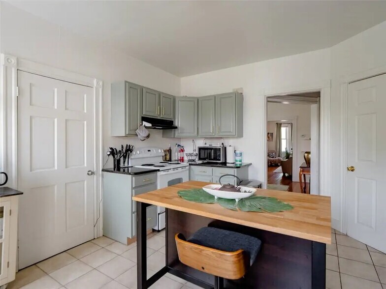 Building Photo - 14 Carleton St