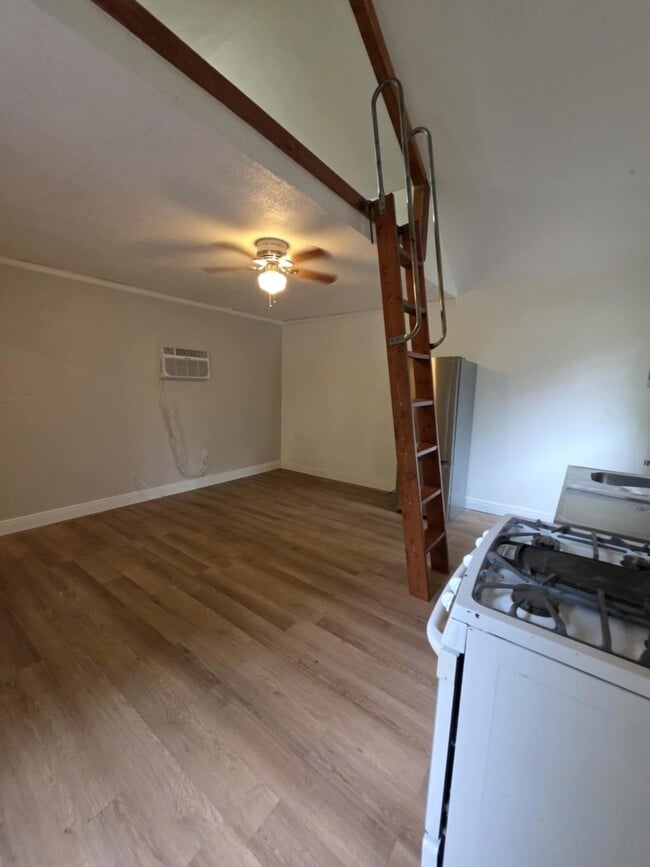 Building Photo - 6219 Saxon Dr