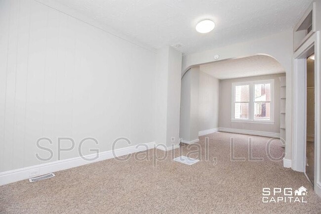 Building Photo - 653 W College Ave