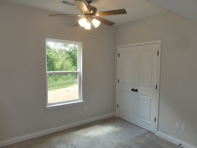 Building Photo - 3 Bedroom 2 Bathroom in South