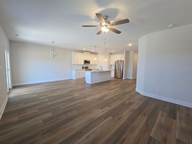 Building Photo - 4 Bedroom, 2 Bath Ranch Available for Rent Now!