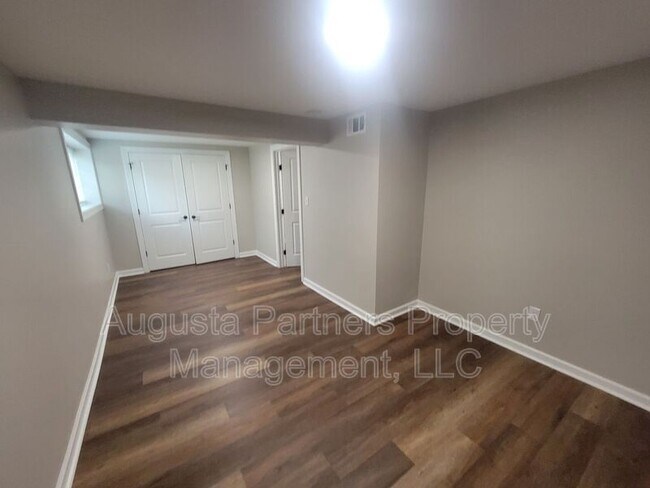 Building Photo - 322 N Hicks St