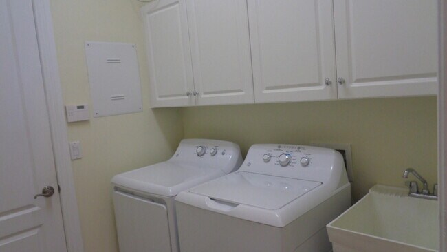 Building Photo - 1825 Bridgepointe Cir