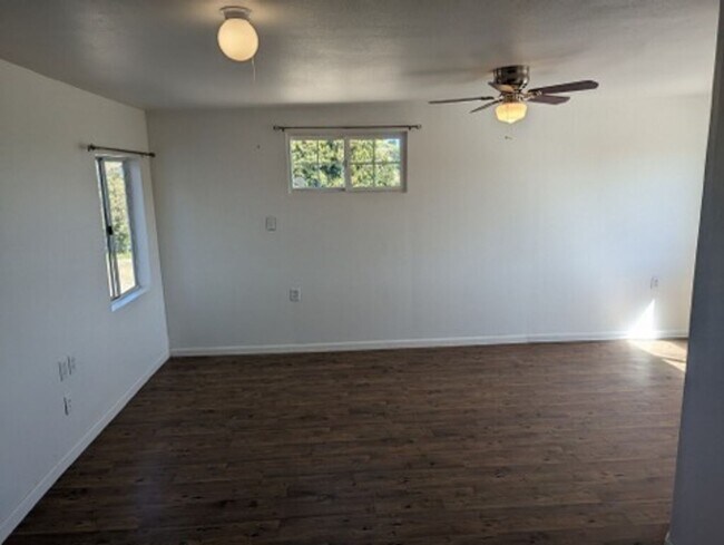 Building Photo - Charming Hilltop Retreat with Breathtaking Mountain Views!!