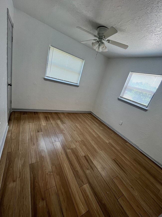 Building Photo - 1413 NW Ozmun Ave