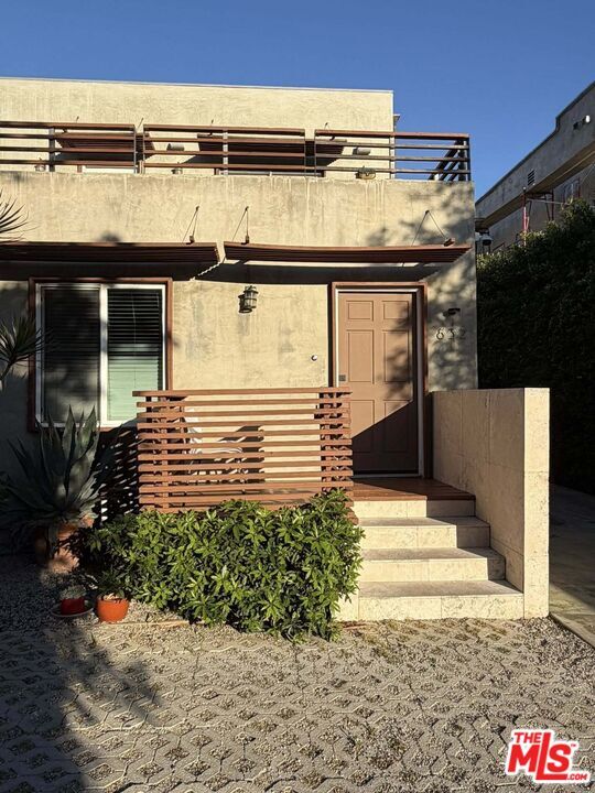 Building Photo - 832 N Las Palmas Ave