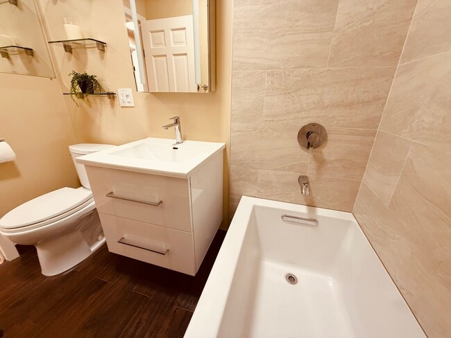 Building Photo - 2133 N Sheffield Ave