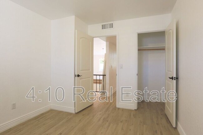 Building Photo - 951 E Leeward Ln