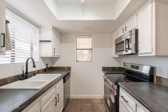 Building Photo - 850 S River Dr