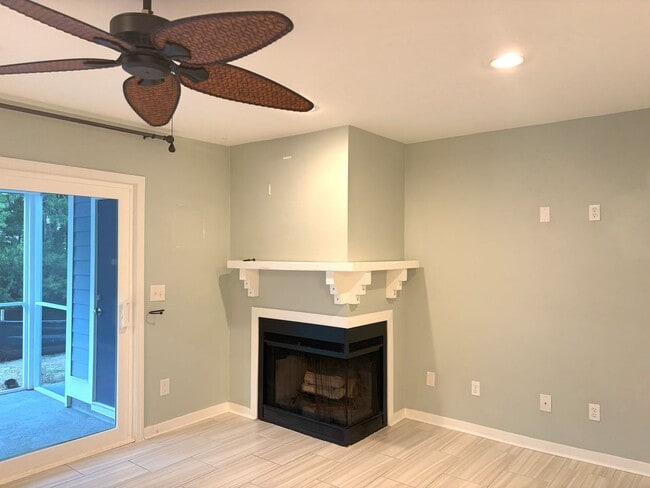 Building Photo - TOWNHOME IN MT PLEASANT - AVAILABLE August 1, 2026!