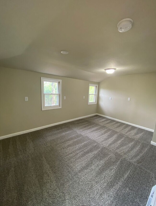 Building Photo - Updated 3 Bedroom 2.5 Bathrooms