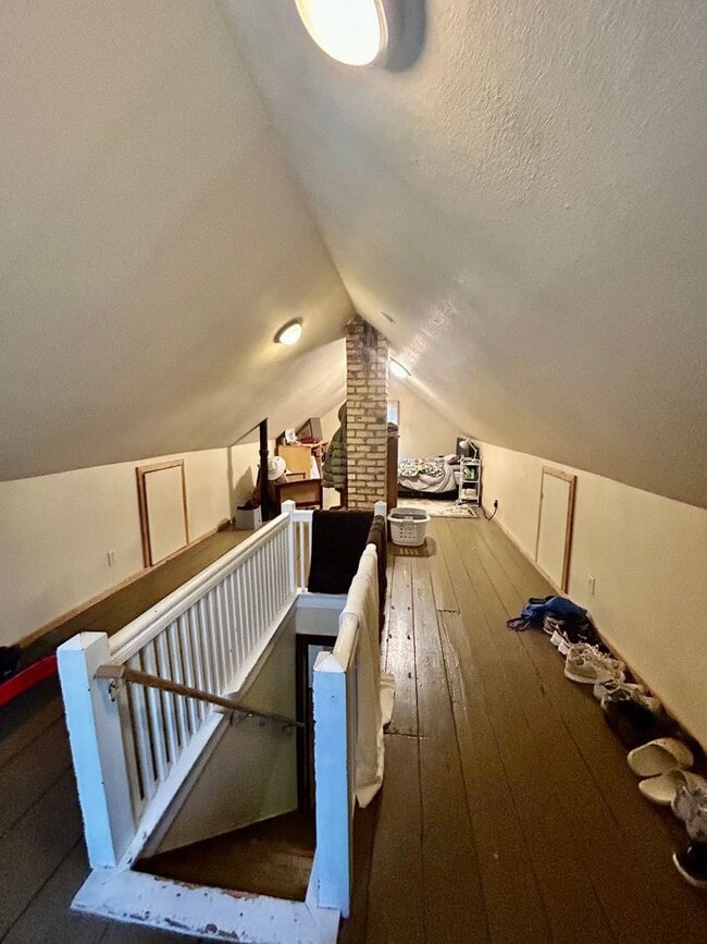 Building Photo - AVAILABLE JUNE 1ST -  Huge 6 Bed 2.5 Bath Home Close to campus!