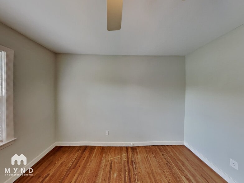Building Photo - 877 Twin Lake Dr NE