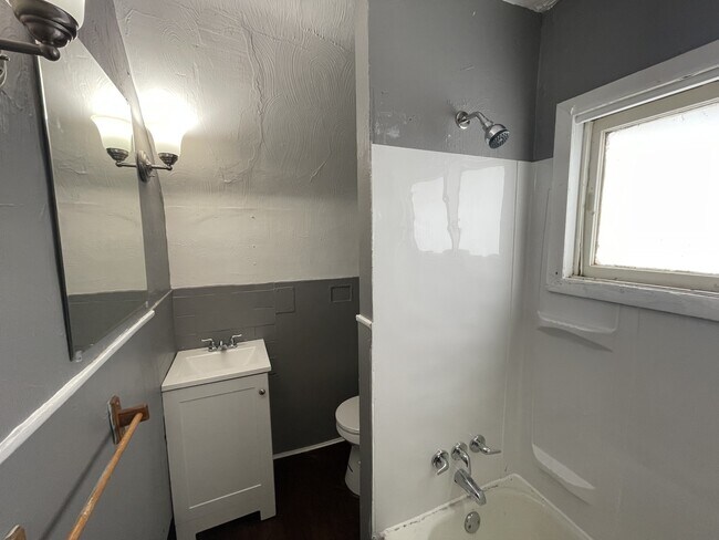 Building Photo - 730 Noble Ave